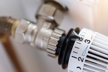 Thermostatisches Heizkörperventil auf mittlere Temperatur eingestellt