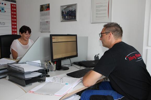 Zwei Mitarbeiter im Büro